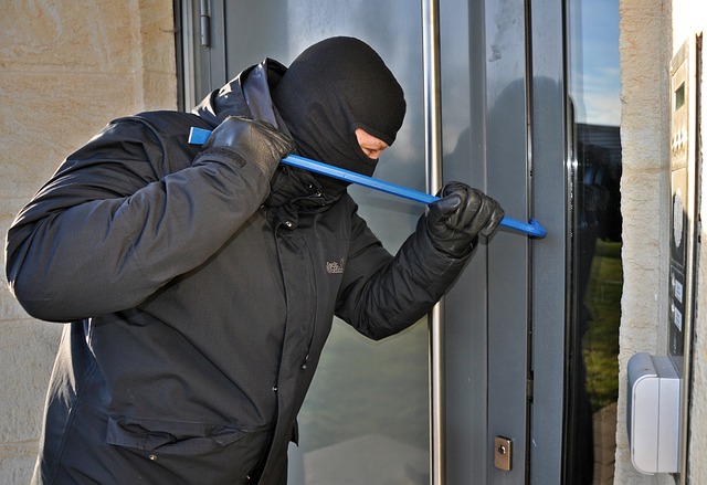 Zwei Einbrecher scheitern – Zeugen beobachten Täter