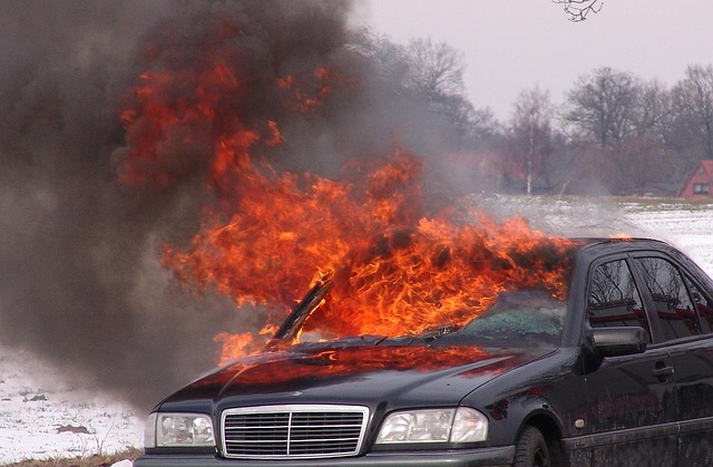 Garagen und mehrere Autos in Flammen