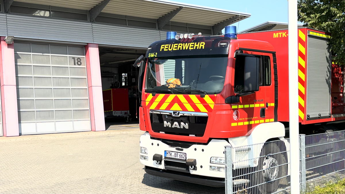Nächtlicher Feuerwehreinsatz in Hofheim: Mülltonnenbrand ruft Einsatzkräfte auf den Plan