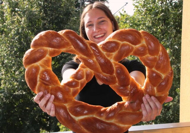 Frische Riesenbrezel für alle Schulanfänger