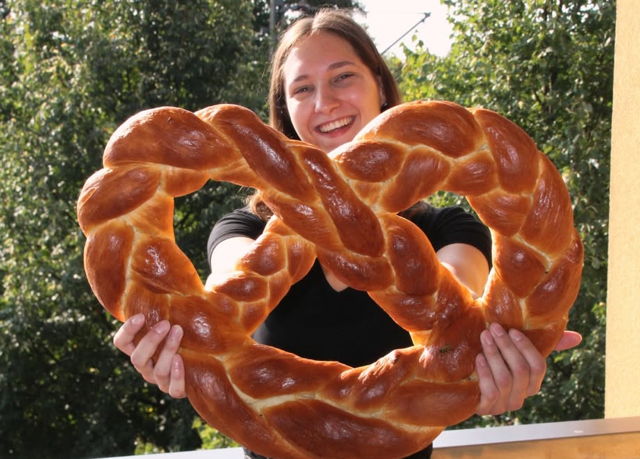 Frische Riesenbrezel für alle Schulanfänger