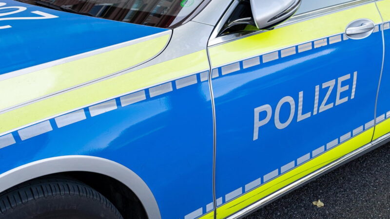 Im Parkhaus: Mann bespuckt Frau – und flüchtet