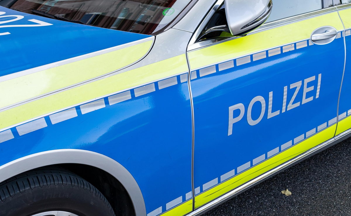Im Parkhaus: Mann bespuckt Frau – und flüchtet