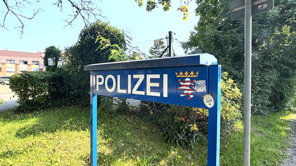 1000 Euro Schaden am Auto: Unfallfahrer flüchtete 