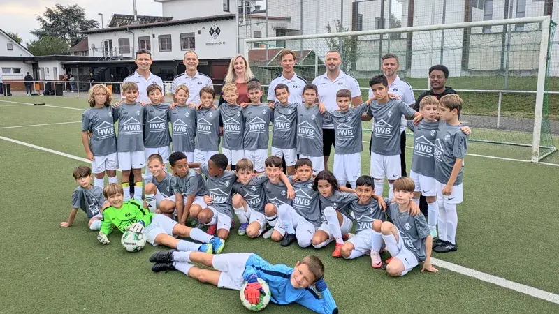 HWB überreicht Trikots an junge Kicker des SV 09 Hofheim