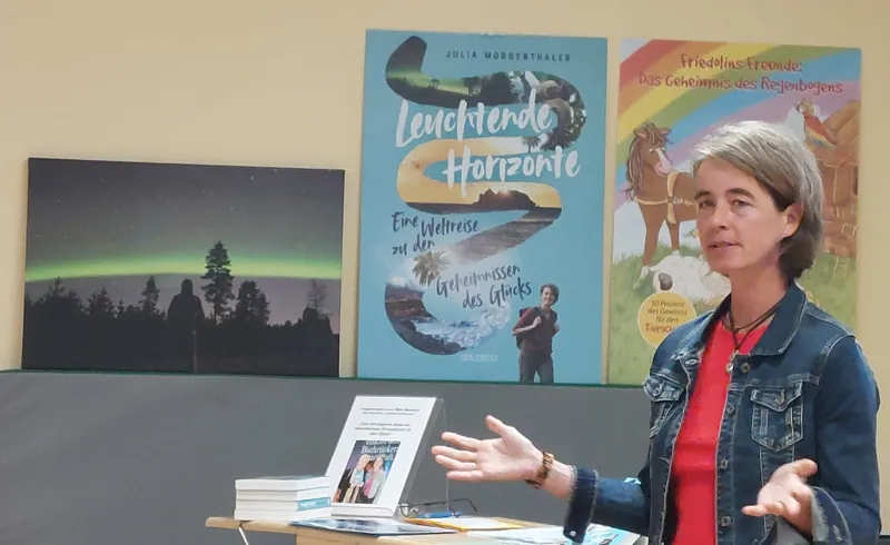 Julia Morgenthaler erzählt Frauen von den Geheimnissen des Glücks