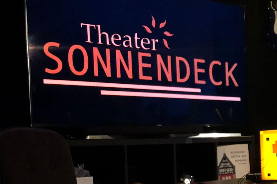 „Zimmer frei“: Laura Di Salvo auf der Bühne des Theaters Sonnendeck