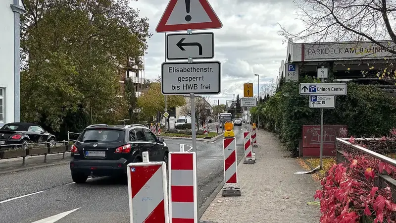 Auch das noch: Wasserrohrbruch in der Hattersheimer Straße!