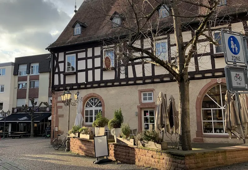 Schock für viele Hofheimer: Das Café im Alten Rathaus schließt!