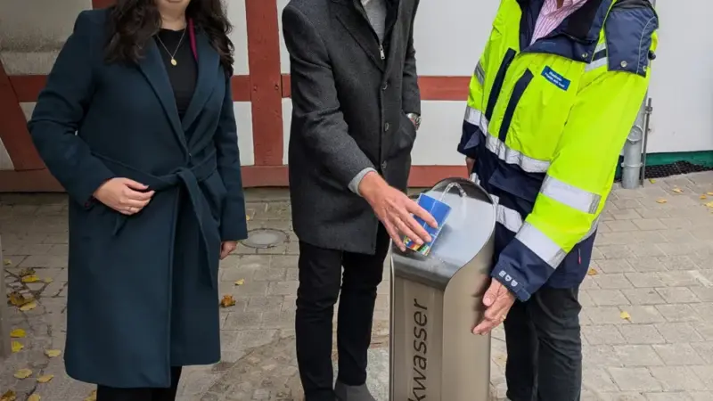 Wasser fließt: Trinkwasserbrunnen vor Hof Ehry ist jetzt nutzbar