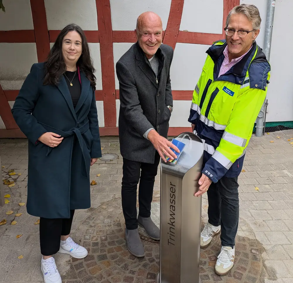 Wasser fließt: Trinkwasserbrunnen vor Hof Ehry ist jetzt nutzbar