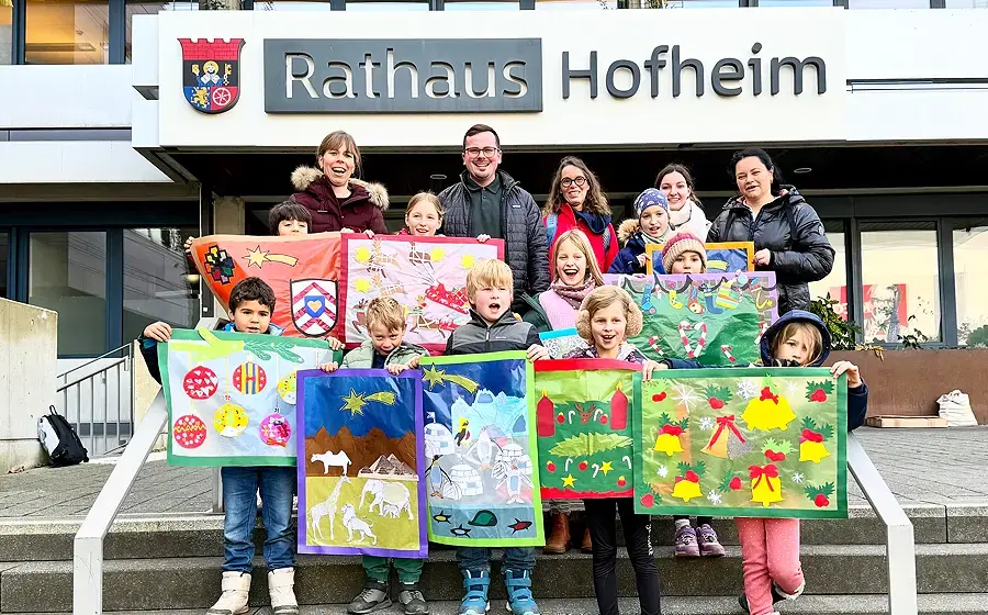 Wilhelm-Busch-Schüler gestalten leuchtenden Adventskalender im Rathaus