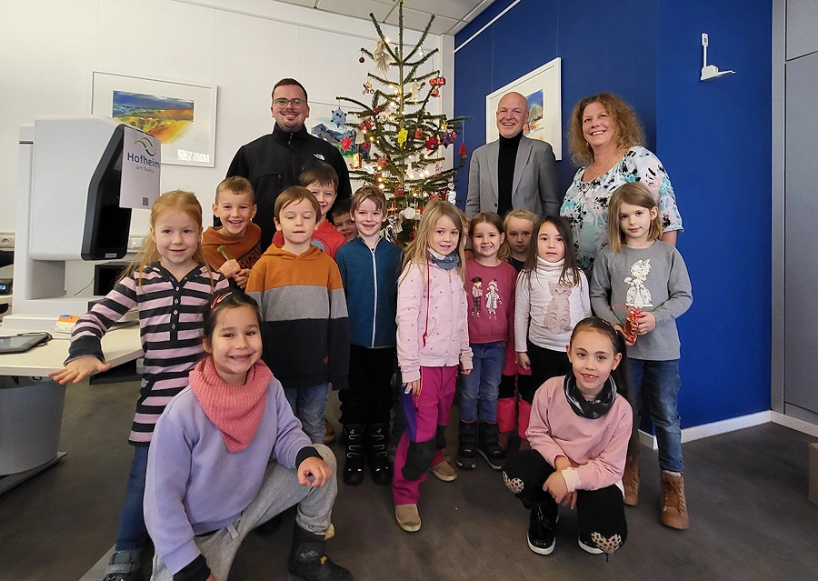 O du fröhliche: Kita-Kinder schmücken Baum im Bürgerbüro