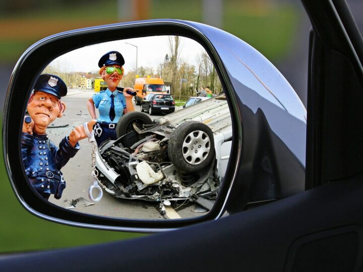 Zwei Unfallfahrer verschwinden – hoher Schaden bleibt zurück