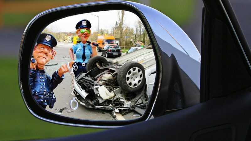 Zwei Unfallfahrer verschwinden – hoher Schaden bleibt zurück