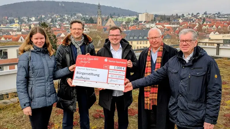 Taunus Sparkasse übergibt Weihnachts-Spende an Bürgerstiftung
