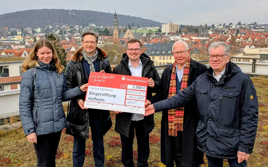 Taunus Sparkasse übergibt Weihnachts-Spende an Bürgerstiftung