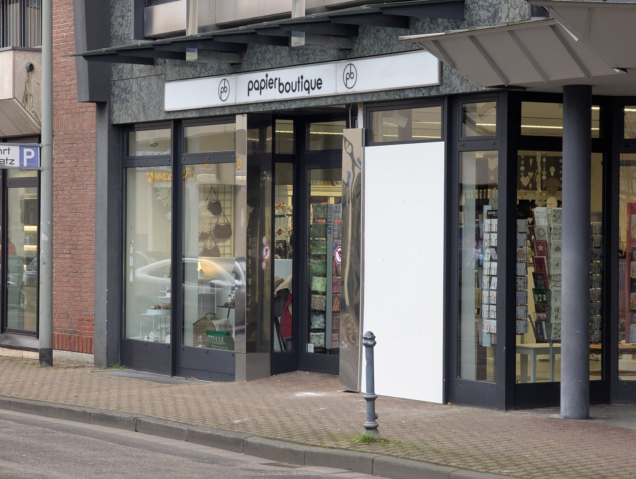 Am Untertor: 66-Jährige will parken und fährt in ein Schaufenster