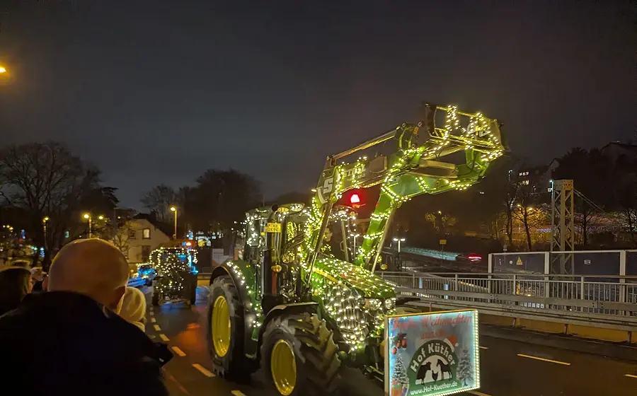 Traktor-Lichterfahrt: Leuchtende Gesichter und vorweihnachtliche Magie