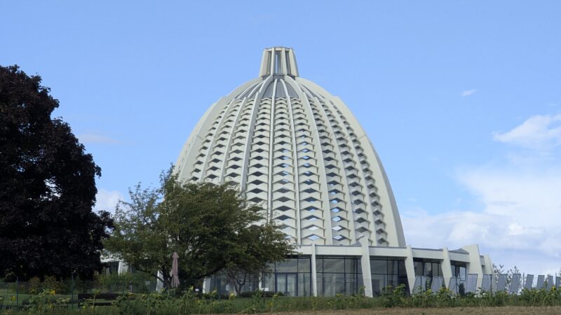 Bahá’í leuchtet: Lichtergarten am Haus der Andacht