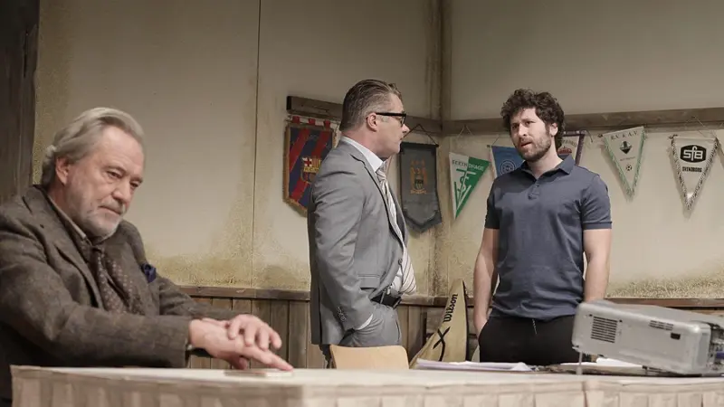 „Extrawurst“ in der Stadthalle: Komödie über Grillwürste & Glauben