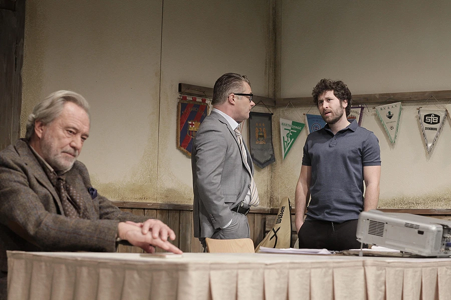 „Extrawurst“ in der Stadthalle: Komödie über Grillwürste & Glauben