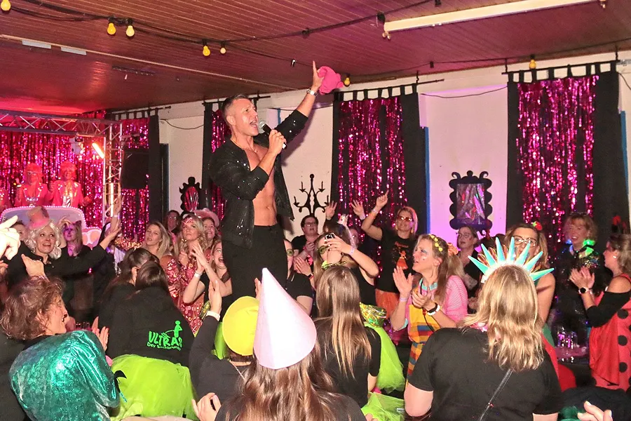 Pink, Power und Pointen: Wallau feiert „Crazy Chicken Ladies Night“ 4 Ladies 26 Patrick Himmel und Saal