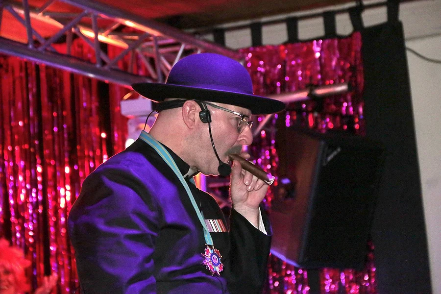 Pink, Power und Pointen: Wallau feiert „Crazy Chicken Ladies Night“ 2 Ladies 26 Pfarrer Fulder