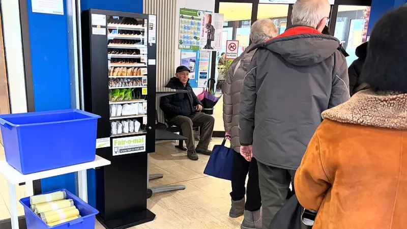 Lecker Warten statt Langeweile: Snack-Automat soll Rathausbesuch versüßen