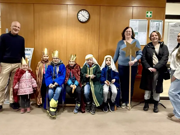 20*C+M+B+26: Sternsinger segneten das Hofheimer Rathaus