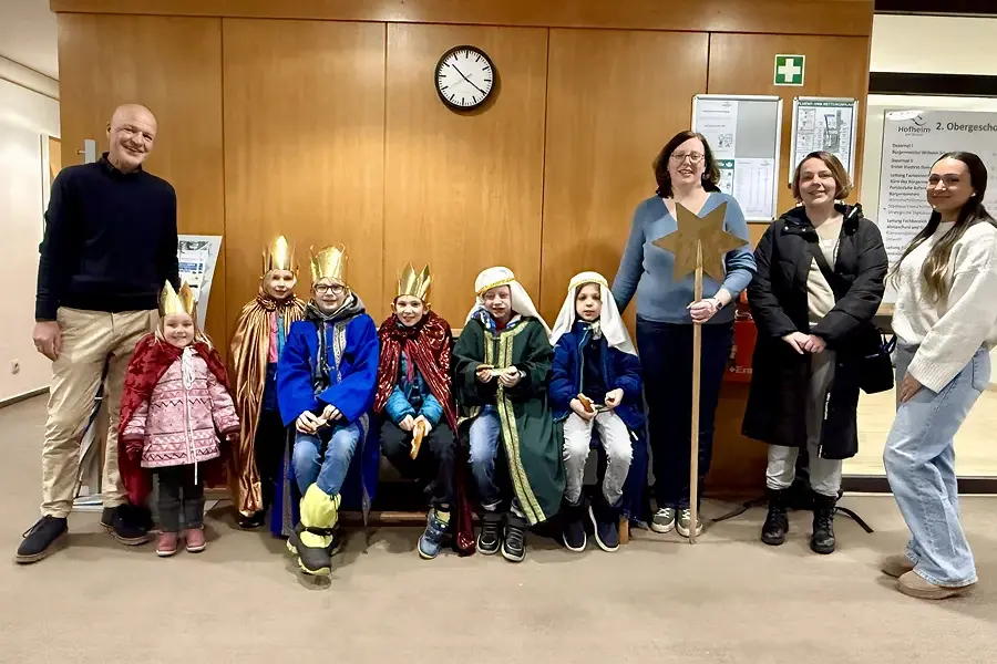 20*C+M+B+26: Sternsinger segneten das Hofheimer Rathaus