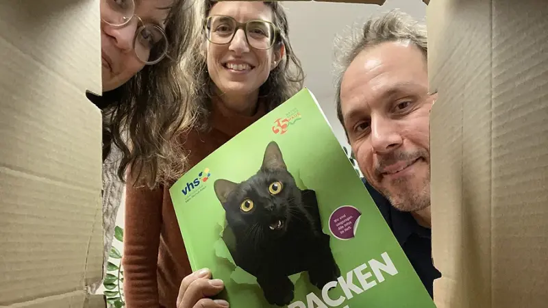 „Wir packen aus“ – Nach Umzug ist neues vhs-Programmheft erschienen
