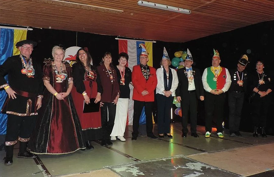 Tanz, Schunkeln & Äppelwoi: Waller Wespen starten fröhlich in die Kampagne