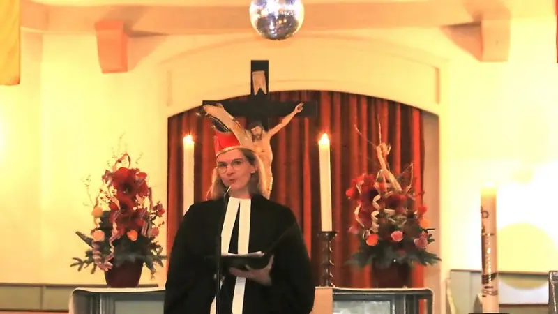 Discokugel überm Kruzifix: Närrischer Auftakt in der Wallauer Kirche