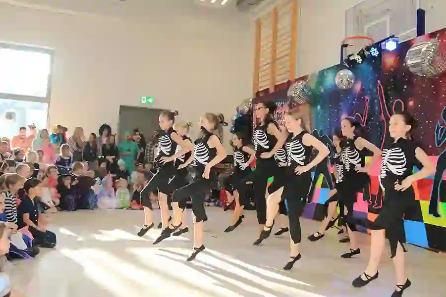 Full House in der Ländcheshalle – Kinderfasching in Wallau 4 Kinder 26 Dance Monceys