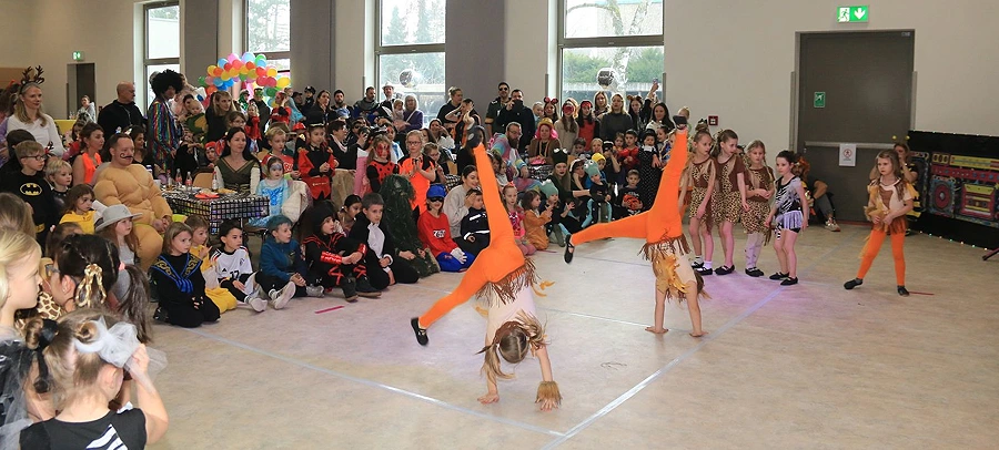 Full House in der Ländcheshalle – Kinderfasching in Wallau 2 Kinder 26 Saal und Sugar Babes