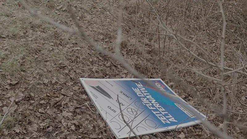 Beschmiert, zerstört, geklaut: Linke wie Rechte beklagen beschädigte Plakate