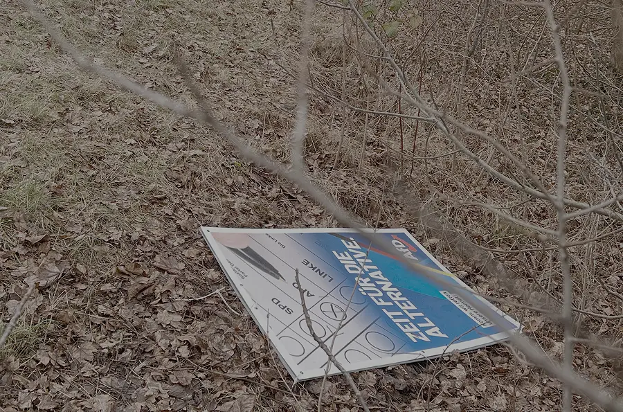 Beschmiert, zerstört, geklaut: Linke wie Rechte beklagen beschädigte Plakate
