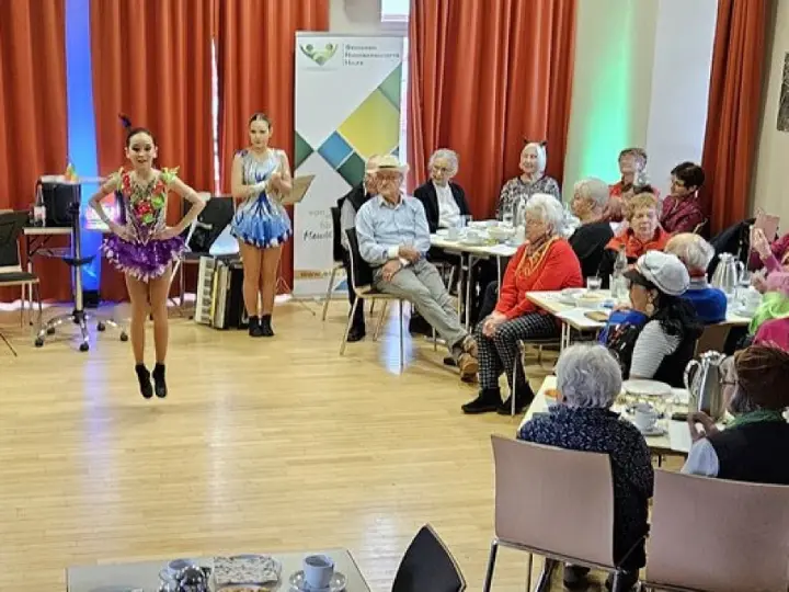 Mit Berliner, Bütt und viel Herz: SNH feiert Altweiber mit Schwung