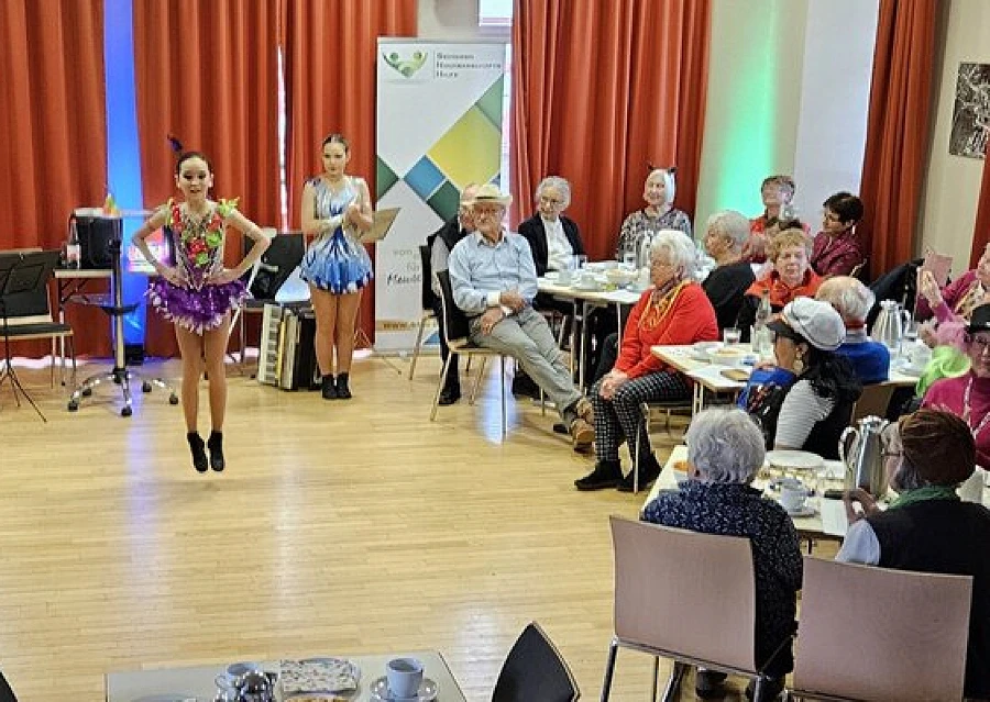 Mit Berliner, Bütt und viel Herz: SNH feiert Altweiber mit Schwung