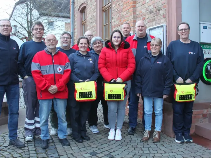 Schnelle Hilfe bei Herznot: Öffentlicher Defibrillator jetzt auch in Diedenbergen