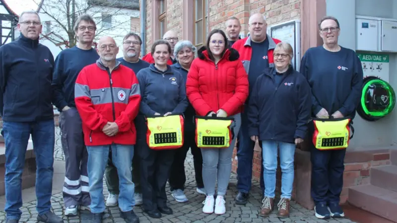 Schnelle Hilfe bei Herznot: Öffentlicher Defibrillator jetzt auch in Diedenbergen