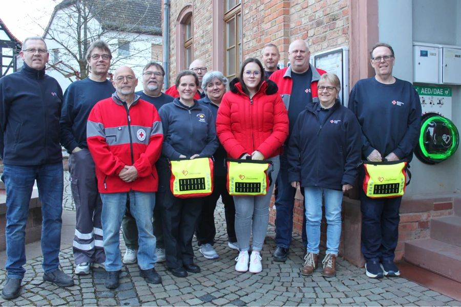 Schnelle Hilfe bei Herznot: Öffentlicher Defibrillator jetzt auch in Diedenbergen