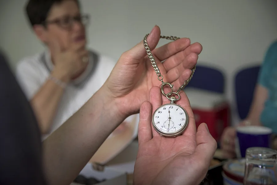 Vom KZ zum Familienbesitz: Ausstellung #StolenMemory auf Kellereiplatz 3 Effektenuebergabe