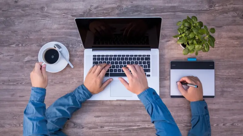 Gesund mit Felix (26): Warum Multitasking dein Gehirn überlastet – und wie du gegensteuerst