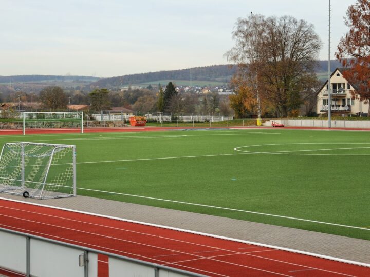 Vandalismus in Wallau: Mit Fahrzeug über den Kunstrasen
