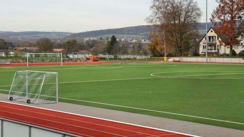 Vandalismus in Wallau: Mit Fahrzeug über den Kunstrasen