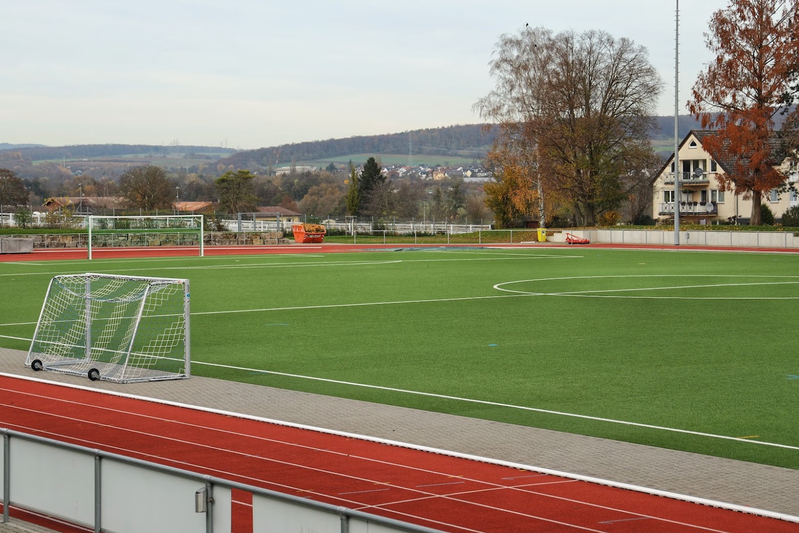 Vandalismus in Wallau: Mit Fahrzeug über den Kunstrasen