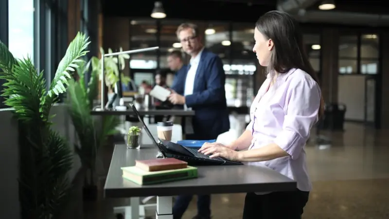 Gesund mit Felix (25): Stehschreibtische –  gesünder arbeiten oder nur ein Mythos?