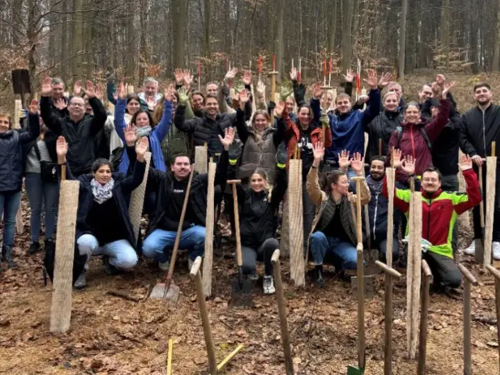 Zum Jubiläum: HWB pflanzt 100 Bäume beim Betriebsausflug